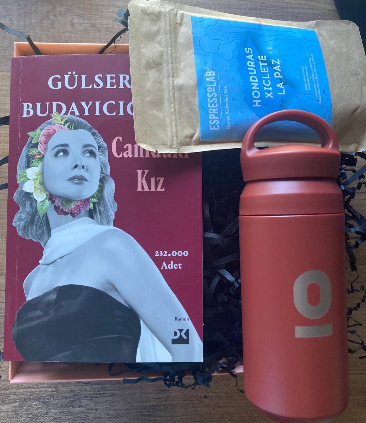 CAMDAKİ KIZ  HEDİYE, HEDİYE SETİ, DOĞUM GÜNÜ HEDİYESİ, SEVGİLİYE ÖZEL HEDİYE, KİŞİYE ÖZEL HEDİYE, KADINA HEDİYE, ERKEĞE HEDİYE, ROMANTİK HEDİYE